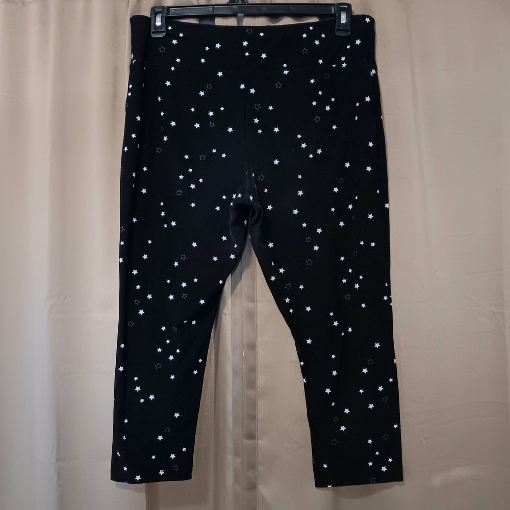 Terra & Sky Black Star Pattern Capri Leggings - Picture 4 of 9